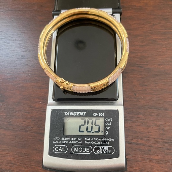 Solid 14K yellow gold & carved natural angel skin coral hinged bangle bracelet - Picture 5 of 12